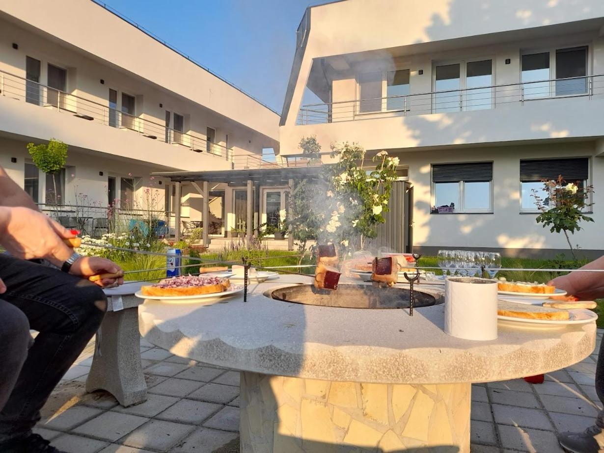 Orion Panzio Bed & Breakfast Hajduszoboszlo Bagian luar foto